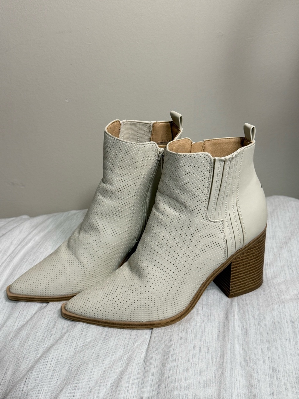 Universal Thread Cream Pointed Toe Ankle Booties with Stacked Heel